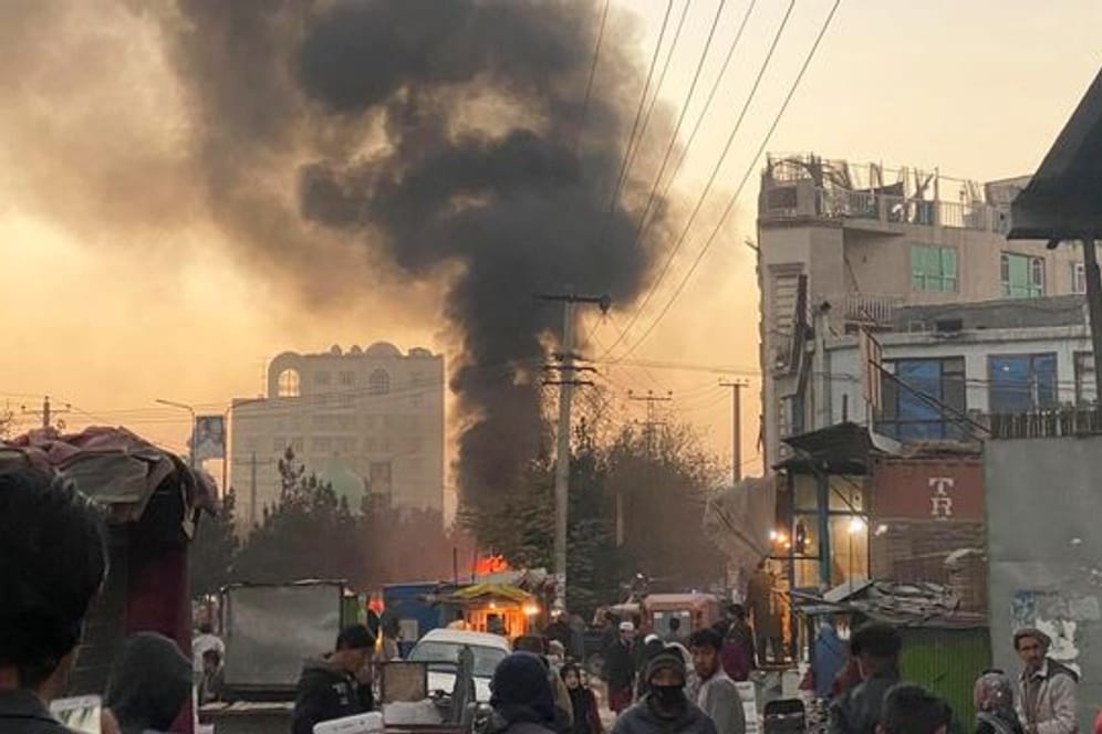 Rauch steigt nach einer Bombenexplosion vergangene Woche in Kabul in den Himmel auf.