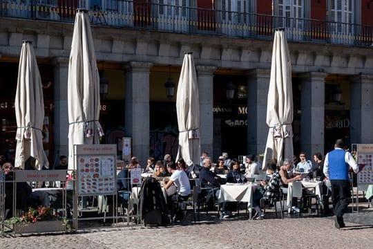 Kunden sitzen auf einer Terrasse in Madrid.