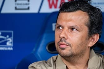 Samir Arabi, Bielefelds Geschäftsführer Sport, sitzt vor einem Spiel auf der Trainerbank.