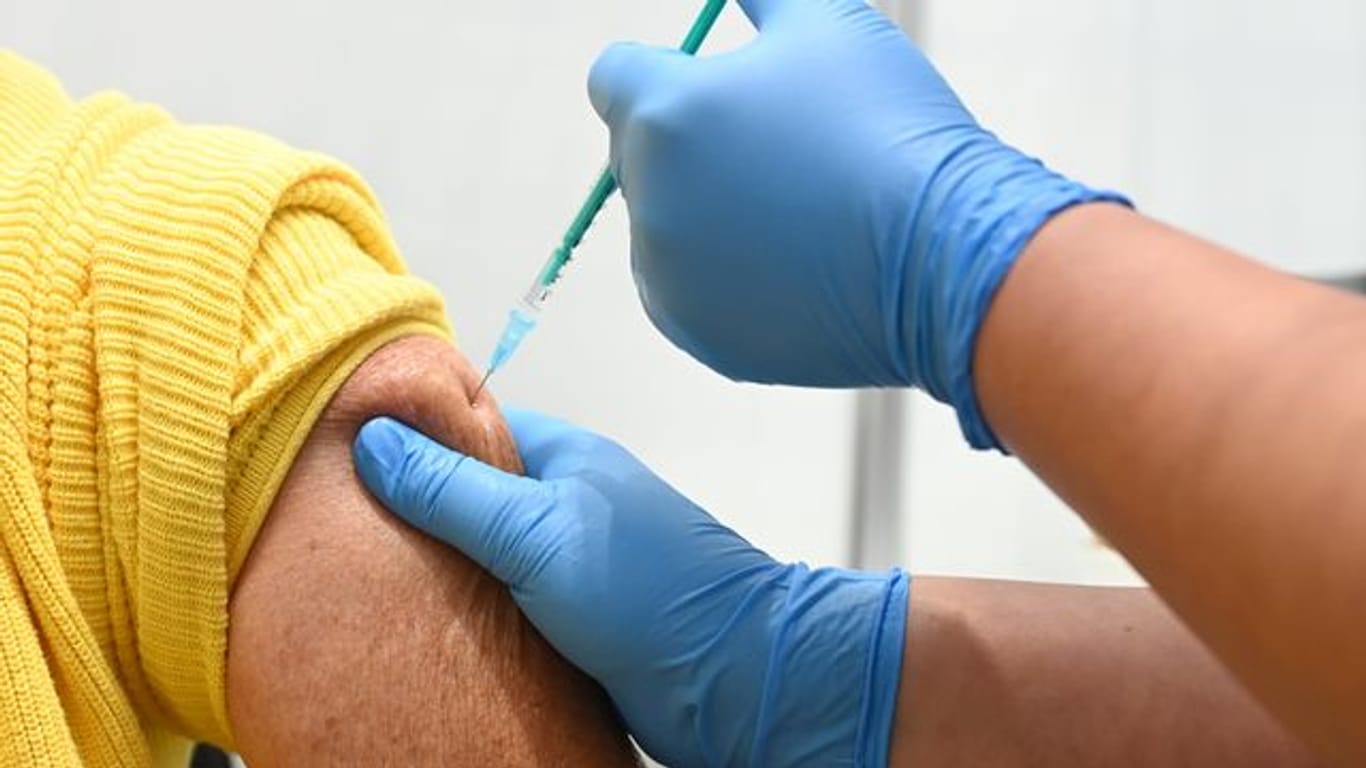 Eine Mitarbeiterin vom Impfzentrum am Robert-Bosch-Krankenhaus verabreicht eine Auffrischimpfung gegen das Coronavirus.