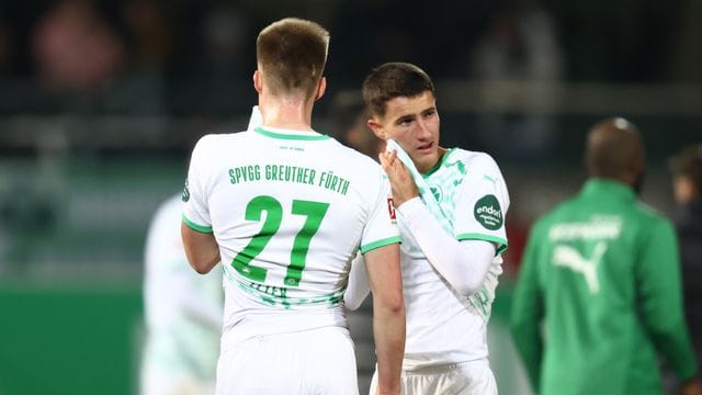 Die Fürther Gian-Luca Itter (l) und Marco Meyerhöfer stehen nach Spielende auf dem Rasen. Die Fürther Gian-Luca Itter (l) und Marco Meyerhöfer stehen nach Spielende auf dem Rasen.