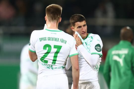Die Fürther Gian-Luca Itter (l) und Marco Meyerhöfer stehen nach Spielende auf dem Rasen.