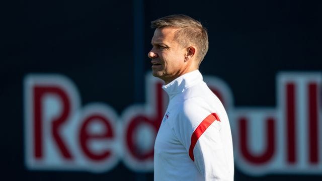RB-Trainer Jesse Marsch steht beim Leipziger Mannschaftstraining auf dem Platz. RB-Trainer Jesse Marsch steht beim Leipziger Mannschaftstraining auf dem Platz.