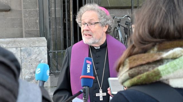 Diözesan-Administrator Rolf Steinhäuser gibt nach dem Bußgottesdienst des Erzbistums Köln im Zuge der Aufarbeitung sexueller Gewalt vor dem Dom ein Statement ab. Diözesan-Administrator Rolf Steinhäuser gibt nach dem Bußgottesdienst des Erzbistums Köln im Zuge der Aufarbeitung sexueller Gewalt vor dem Dom ein Statement ab.