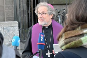 Diözesan-Administrator Rolf Steinhäuser gibt nach dem Bußgottesdienst des Erzbistums Köln im Zuge der Aufarbeitung sexueller Gewalt vor dem Dom ein Statement ab.