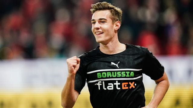 Gladbachs Florian Neuhaus jubelt über ein Tor.