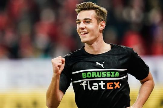 Gladbachs Florian Neuhaus jubelt über ein Tor.
