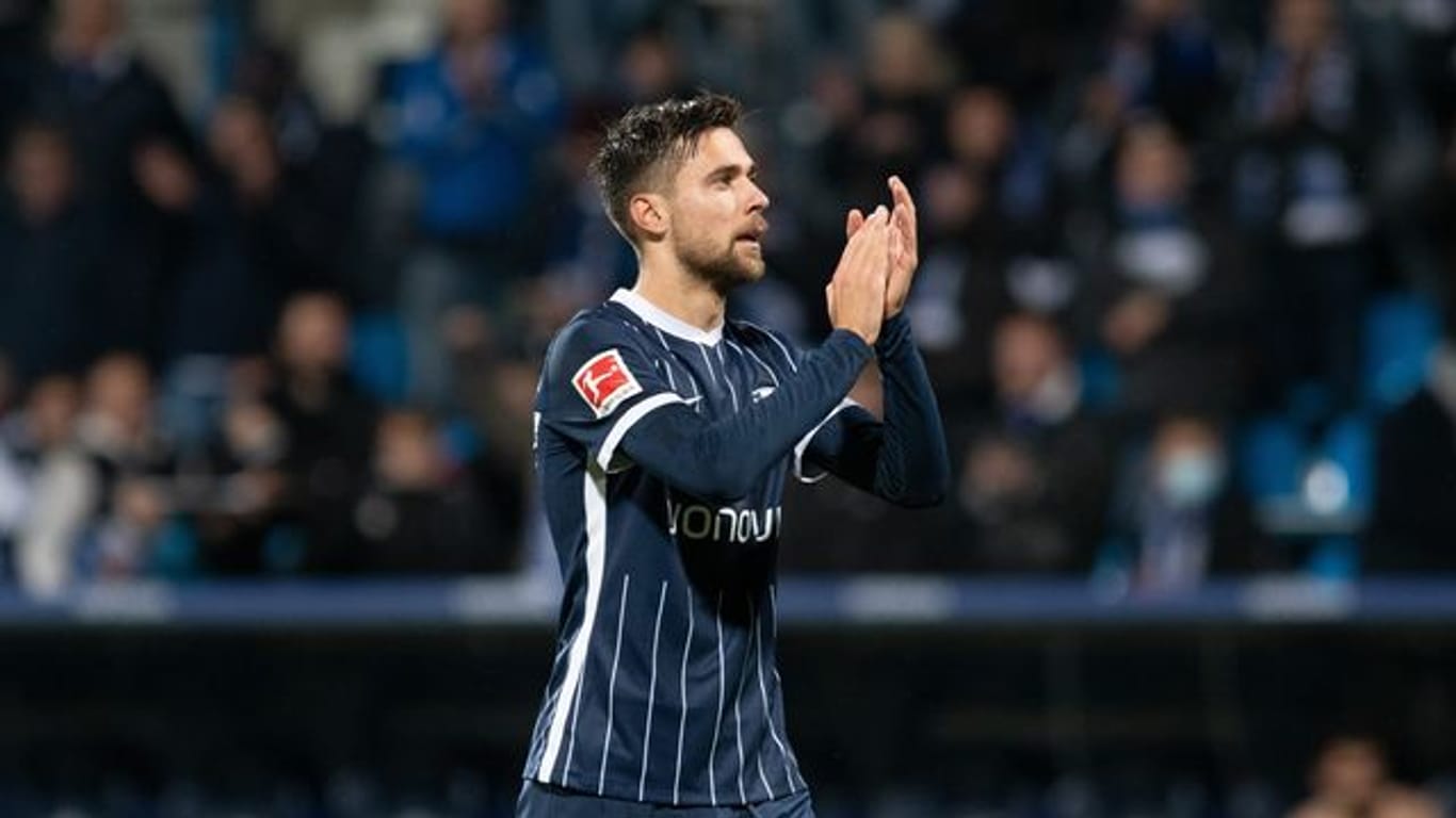 Milos Pantovic applaudiert nach einem Spiel den Bochumer Fans.