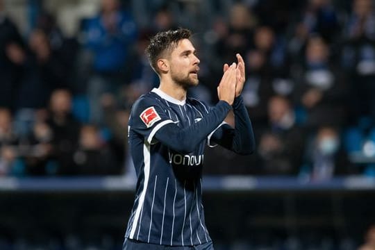Milos Pantovic applaudiert nach einem Spiel den Bochumer Fans.