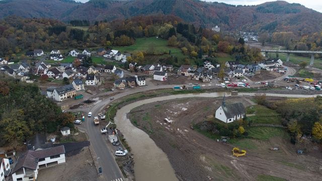 Auch Monate nach der Flutkatastrophe kehrt das Alltagsleben in die zerstörten Orte im Ahrtal nur sehr zögerlich zurück. Auch Monate nach der Flutkatastrophe kehrt das Alltagsleben in die zerstörten Orte im Ahrtal nur sehr zögerlich zurück.