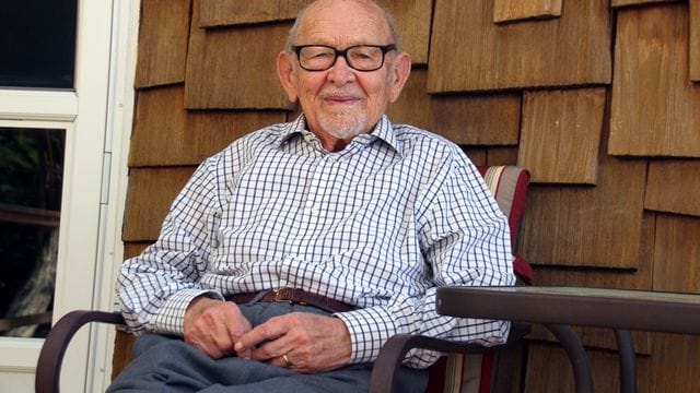 Justus Rosenberg auf seiner Terrasse.