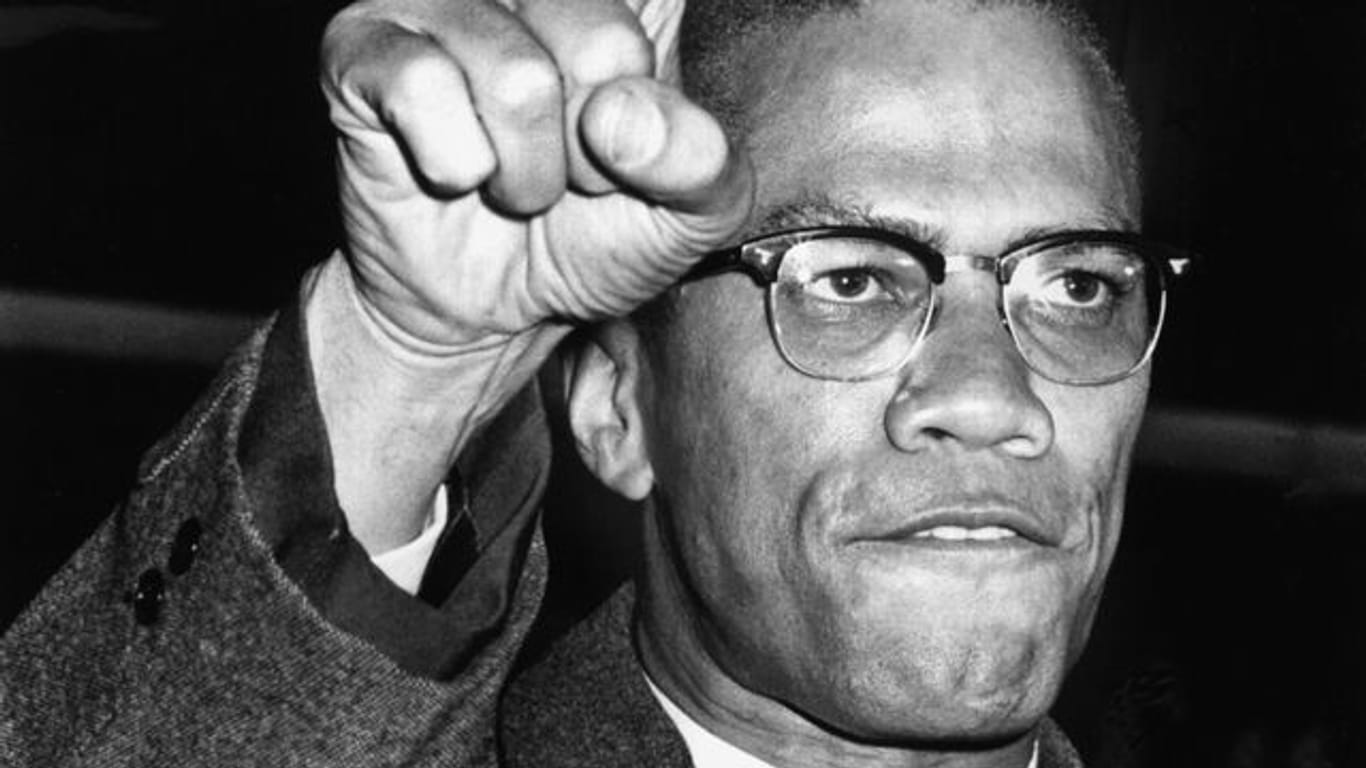 Der US-amerikanische Bürgerrechtler Malcolm X auf einer Kundgebung 1963.