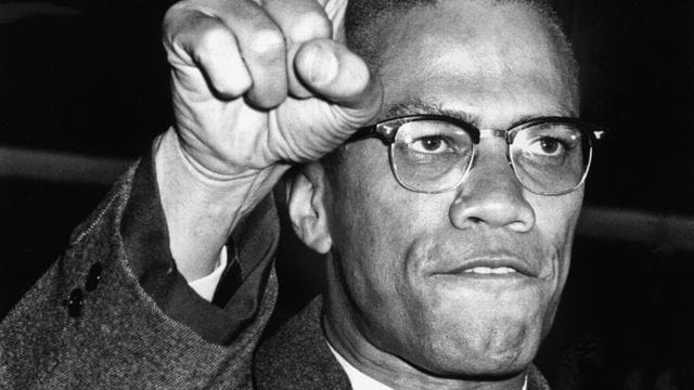 Der US-amerikanische Bürgerrechtler Malcolm X auf einer Kundgebung 1963. Der US-amerikanische Bürgerrechtler Malcolm X auf einer Kundgebung 1963.