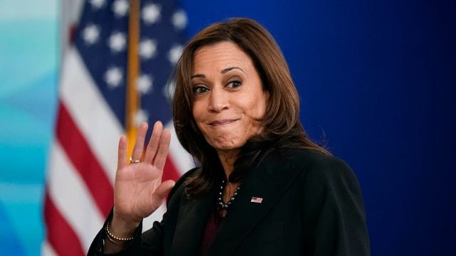 Vizepräsidentin Kamala Harris winkt, als sie nach einer Rede abreist.