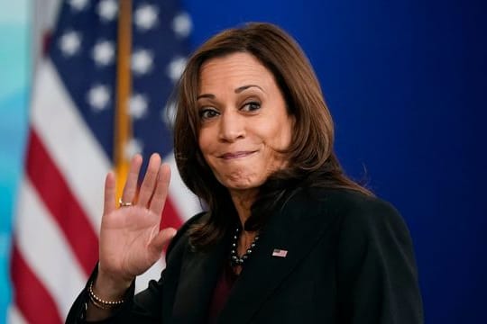 Vizepräsidentin Kamala Harris winkt, als sie nach einer Rede abreist.