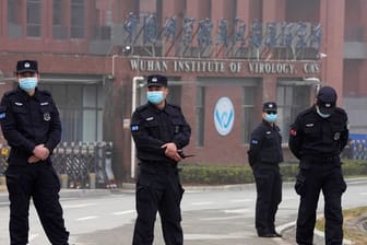 Sicherheitspersonen stehen vor dem Eingang des Wuhan Instituts für Virologie (WIV.