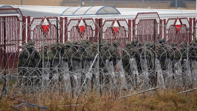 Polnische Sicherheitskräfte am Grenzübergang Brusgi (Belarus) und Kuznica (Polen).