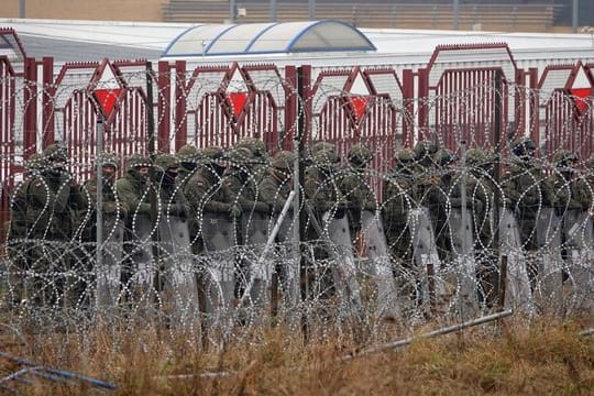 Polnische Sicherheitskräfte am Grenzübergang Brusgi (Belarus) und Kuznica (Polen).