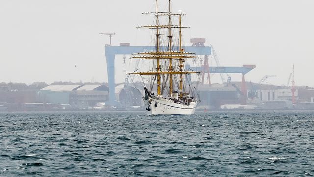 Die Gorck Fock läuft aus dem Kieler Hafen aus.