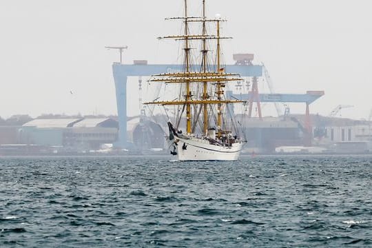 Die Gorck Fock läuft aus dem Kieler Hafen aus.