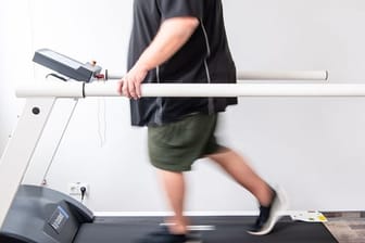 Ein Mann trainiert an einem Laufband um seine Ausdauer nach einer Coronainfektion zu stärken.