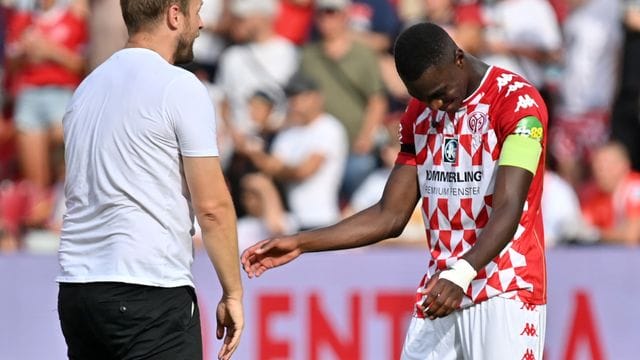 Hat eine hohe Meinung von Mainz-Coach Bo Svensson (l): Kapitän Moussa Niakhaté. Hat eine hohe Meinung von Mainz-Coach Bo Svensson (l): Kapitän Moussa Niakhaté.