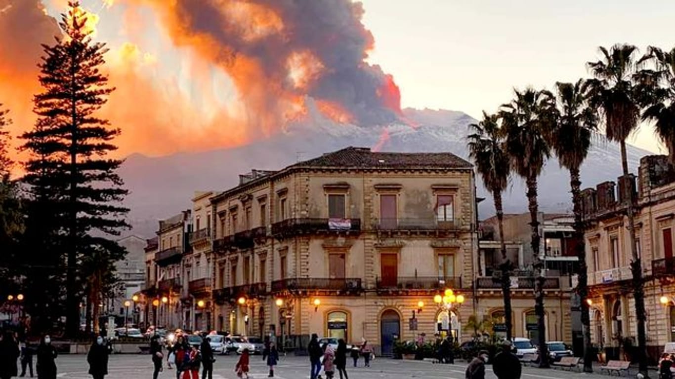 Der Vulkan Ätna in der Nähe von Catania spuckt Lava.