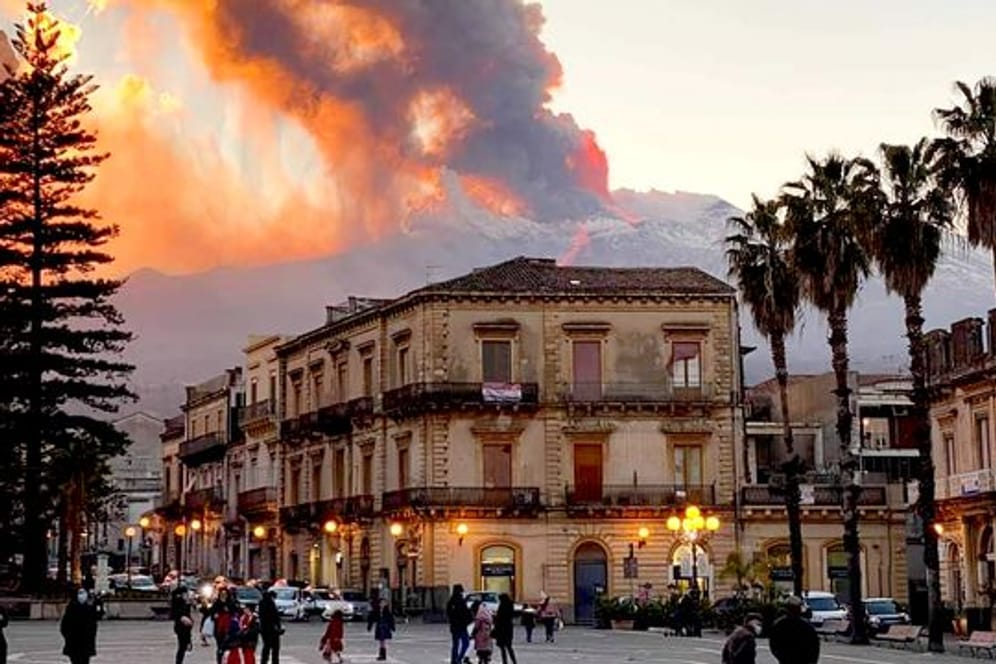 Der Vulkan Ätna in der Nähe von Catania spuckt Lava.