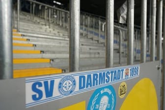 Fußball-Zweitligist SV Darmstadt 98 muss für das kommende Heimspiel seine Corona-Regeln verschärfen.