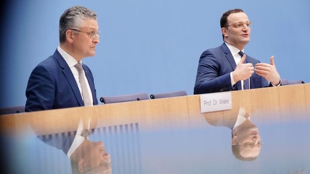 Der geschäftsführende Gesundheitsminister Jens Spahn und RKI-Chef Lothar Wieler sehen Deutschland in einer Notlage. Der geschäftsführende Gesundheitsminister Jens Spahn und RKI-Chef Lothar Wieler sehen Deutschland in einer Notlage.