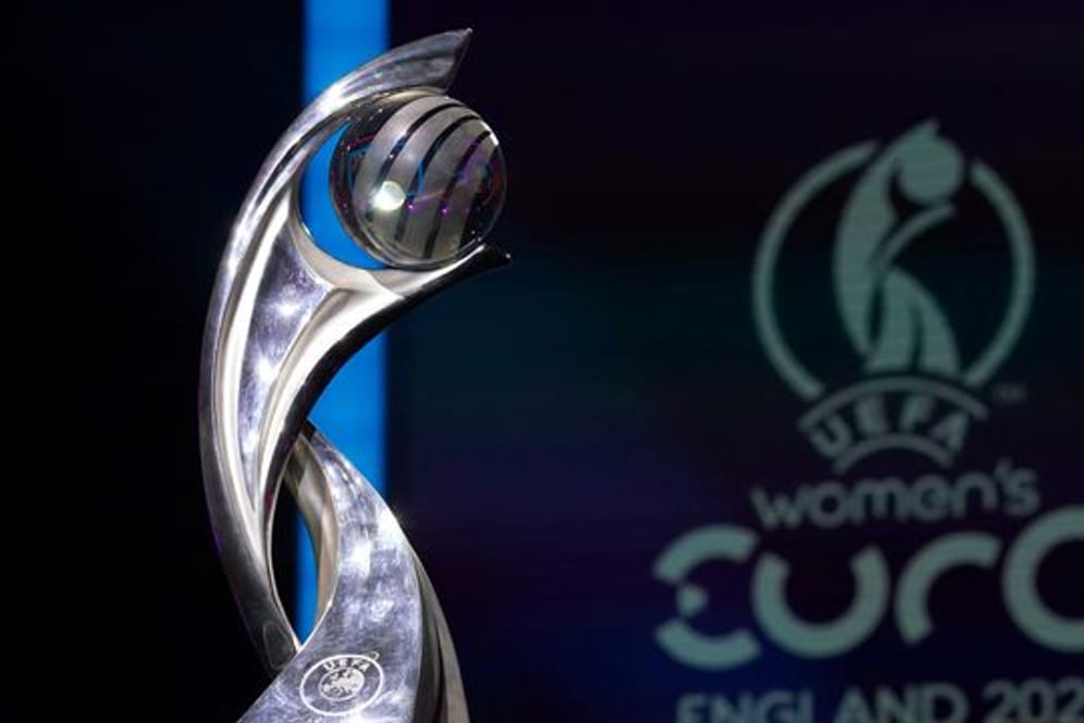 Die Tickets für die Frauen-Europameisterschaft 2022 in England sind bgehert - der EM-Pokal.