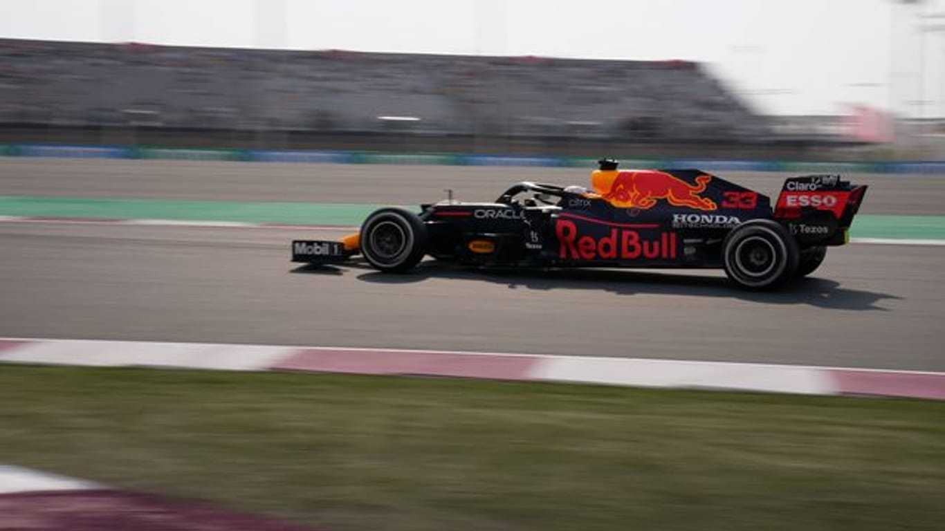 Der WM-Kampf zwischen Max Verstappen und Lewis Hamilton bleibt auch im Freien Training in Katar äußerst eng.