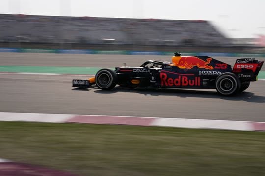 Der WM-Kampf zwischen Max Verstappen und Lewis Hamilton bleibt auch im Freien Training in Katar äußerst eng.