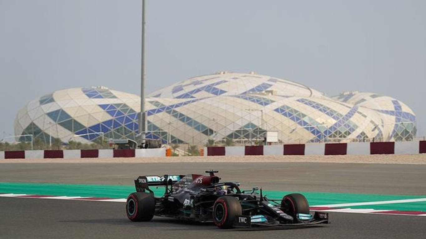 Lewis Hamilton steuert seinen Mercedes während des ersten Trainings auf der Rennstrecke.
