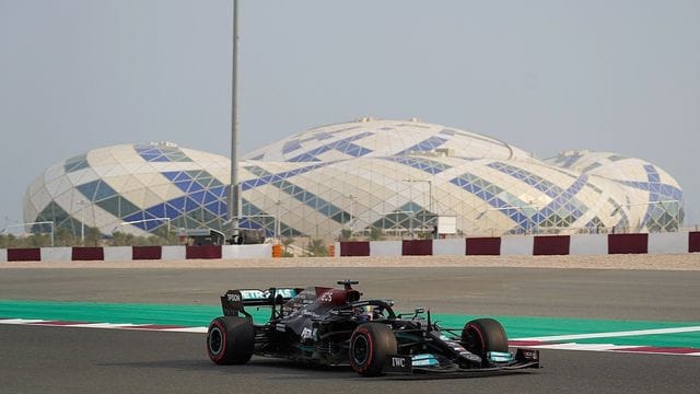 Lewis Hamilton steuert seinen Mercedes während des ersten Trainings auf der Rennstrecke.