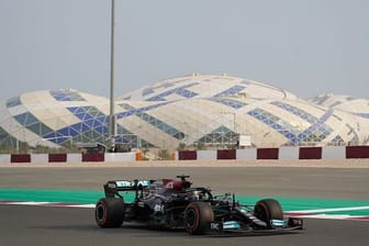 Lewis Hamilton steuert seinen Mercedes während des ersten Trainings auf der Rennstrecke.