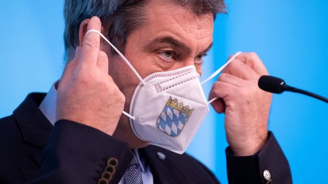 Angesichts der explodierenden Neuinfektionszahlen verschärft die Regierung von Ministerpräsident Markus Söder die Corona-Regeln in Bayern.