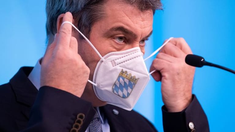 Angesichts der explodierenden Neuinfektionszahlen verschärft die Regierung von Ministerpräsident Markus Söder die Corona-Regeln in Bayern.