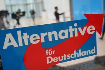 Das AfD-Logo am Eingang zum Fraktionssaal der Partei im Deutschen Bundestag.