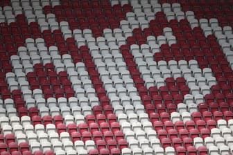 Das Logo von Mainz 05 ist auf den Rängen im Stadion zu sehen.
