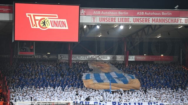 Hertha-Fans sind beim Berlin-Derby in der Alten Försterei im Gästeblock des Stadions. Hertha-Fans sind beim Berlin-Derby in der Alten Försterei im Gästeblock des Stadions.