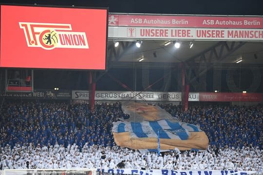 Hertha-Fans sind beim Berlin-Derby in der Alten Försterei im Gästeblock des Stadions.