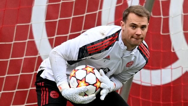 Bayern-Torwart Manuel Neuer fängt im Training ein paar Bälle.