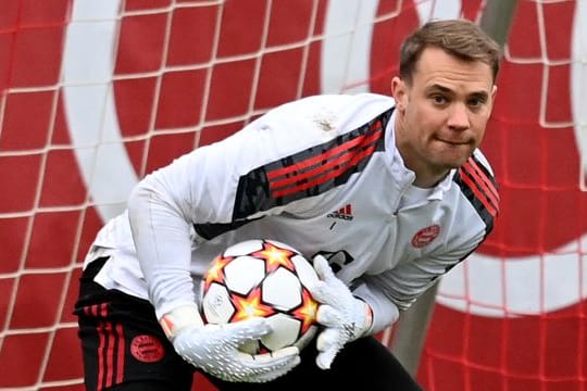 Bayern-Torwart Manuel Neuer fängt im Training ein paar Bälle.