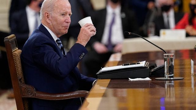 Joe Biden, Präsident der USA, hört den Fragen eines Reporters zu.