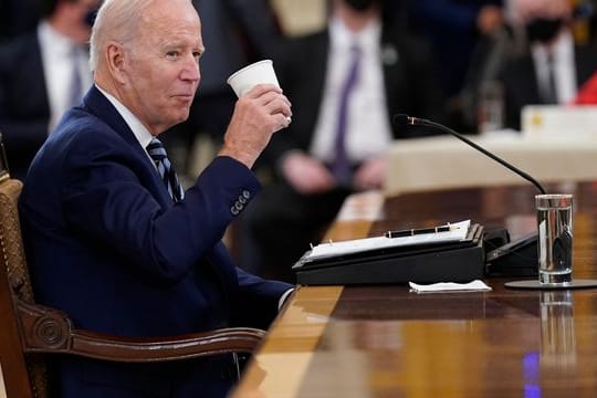 Joe Biden, Präsident der USA, hört den Fragen eines Reporters zu.