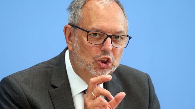 Georg Thiel, Präsident des Statistischen Bundesamtes und Bundeswahlleiter. Georg Thiel, Präsident des Statistischen Bundesamtes und Bundeswahlleiter.