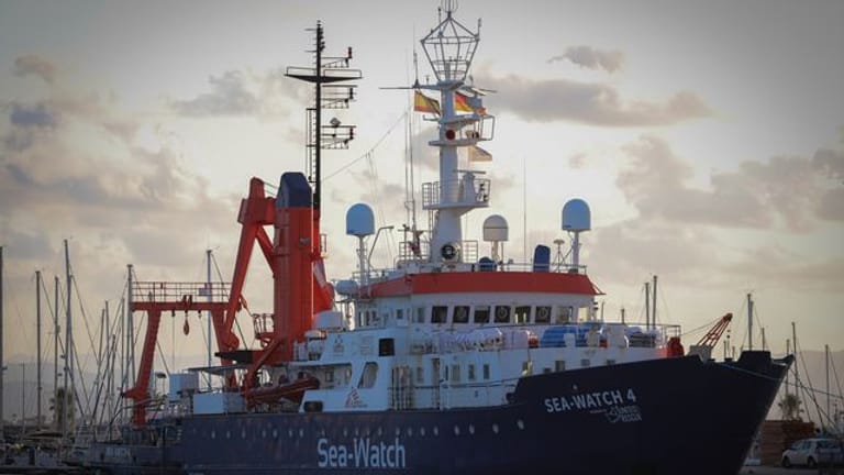 Das Seenotrettungsschiff "Sea-Watch 4" liegt im Hafen von Burriana.