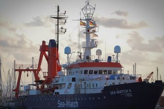 Das Seenotrettungsschiff "Sea-Watch 4" liegt im Hafen von Burriana.