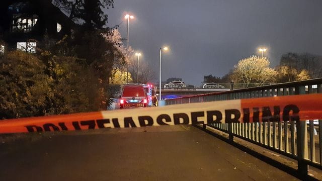Der Bereich um eine Kita im Kölner Stadtteil Riehl wurde weiträumig abgesperrt. Der Bereich um eine Kita im Kölner Stadtteil Riehl wurde weiträumig abgesperrt.